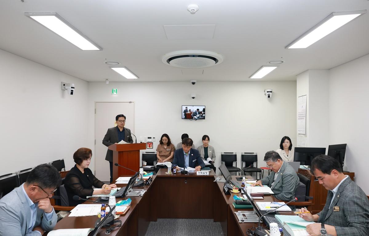 10대 제347회 고흥군의회 임시회 제3차 행정자치위원회 첨부이미지 : 2026. 08. 26 제347회 고흥군의회 임시회 제3차 행정자치위원회 (4).JPG