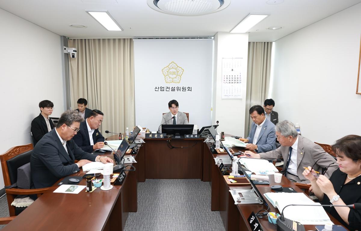 10대 제347회 고흥군의회 임시회 제2차 산업건설위원회 첨부이미지 : 2026. 08. 25 제347회 고흥군의회 임시회 제2차 산업건설위원회 (4).JPG