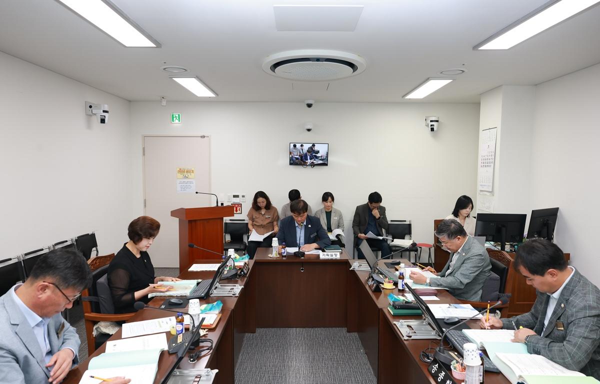10대 제347회 고흥군의회 임시회 제3차 행정자치위원회 첨부이미지 : 2026. 08. 26 제347회 고흥군의회 임시회 제3차 행정자치위원회 (1).JPG