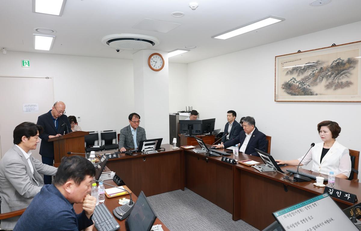 10대 제347회 고흥군의회 임시회 제2차 의회운영위원회 첨부이미지 : 2026. 08. 27 제347회 고흥군의회 임시회 제2차 의회운영위원회 (2).JPG