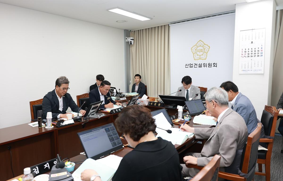 10대 제347회 고흥군의회 임시회 제2차 산업건설위원회 첨부이미지 : 2026. 08. 25 제347회 고흥군의회 임시회 제2차 산업건설위원회 (3).JPG