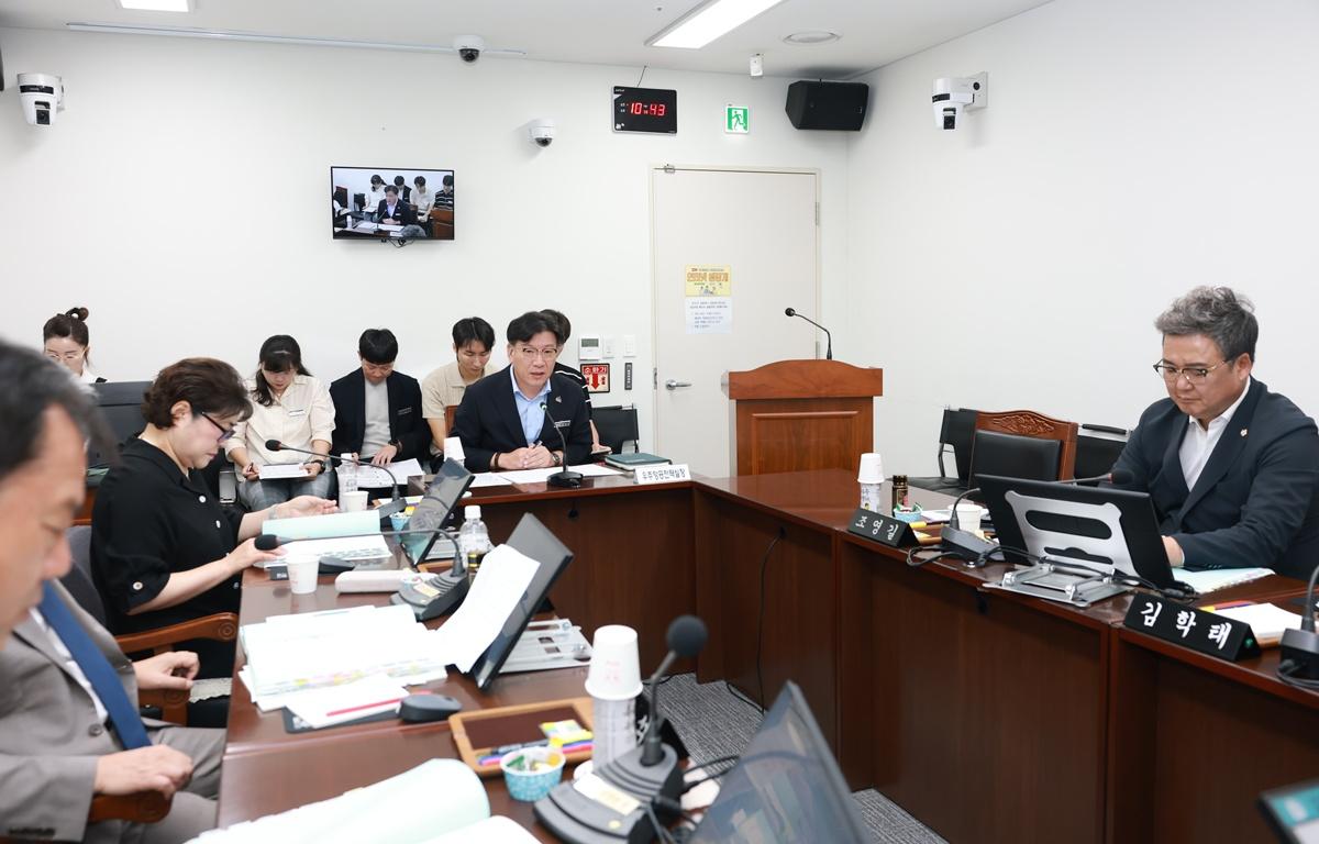 10대 제347회 고흥군의회 임시회 제2차 산업건설위원회 첨부이미지 : 2026. 08. 25 제347회 고흥군의회 임시회 제2차 산업건설위원회 (2).JPG