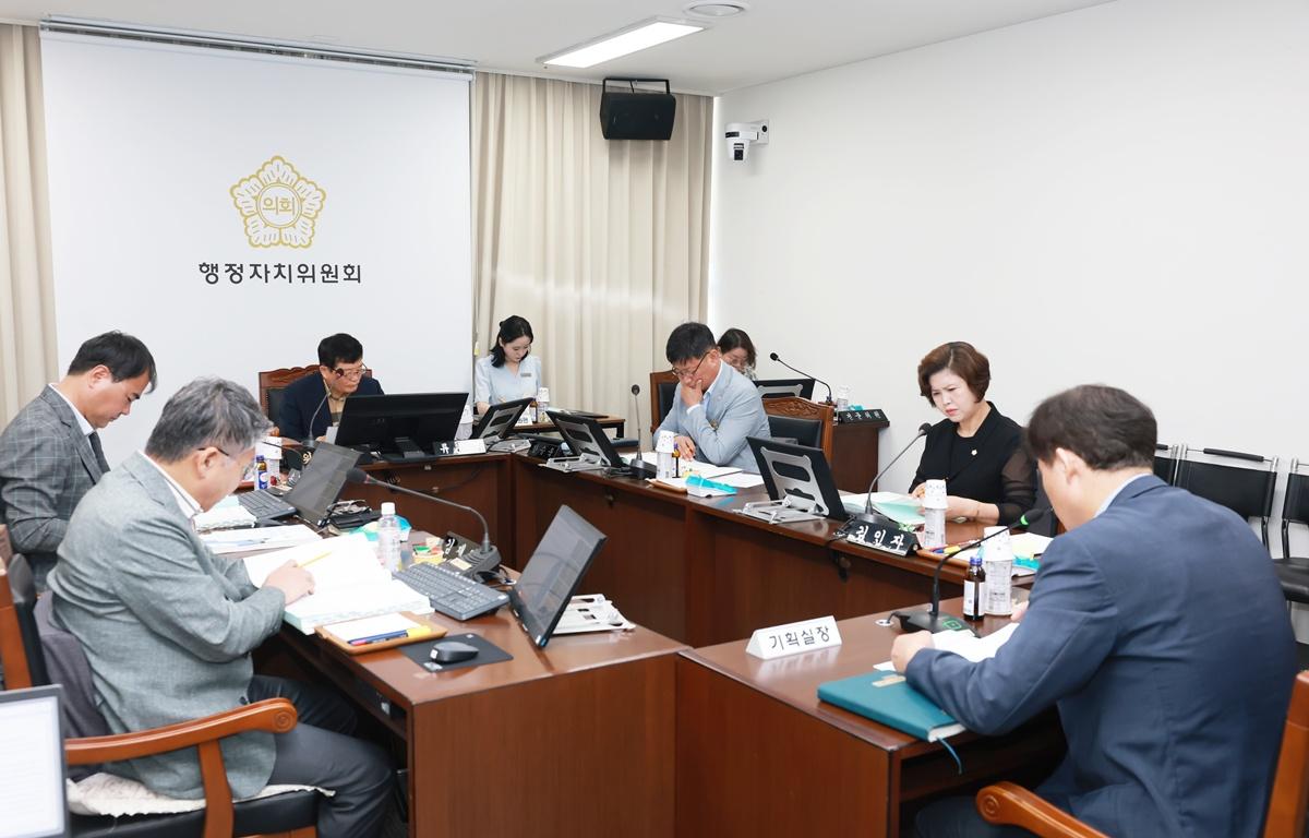 10대 제347회 고흥군의회 임시회 제3차 행정자치위원회 첨부이미지 : 2026. 08. 26 제347회 고흥군의회 임시회 제3차 행정자치위원회 (2).JPG