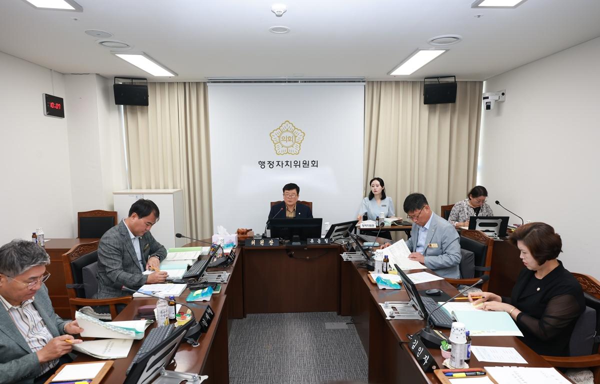 10대 제347회 고흥군의회 임시회 제3차 행정자치위원회 첨부이미지 : 2026. 08. 26 제347회 고흥군의회 임시회 제3차 행정자치위원회 (3).JPG
