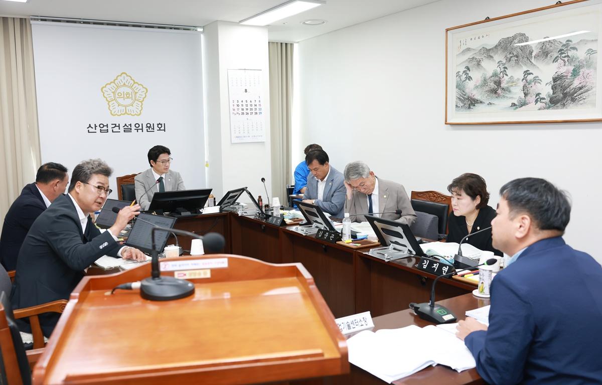 10대 제347회 고흥군의회 임시회 제2차 산업건설위원회 첨부이미지 : 2026. 08. 25 제347회 고흥군의회 임시회 제2차 산업건설위원회 (5).JPG