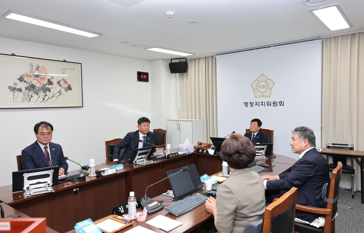 10대 제345회 고흥군의회 임시회 행정자치위원회 첨부이미지 : 2026.7.1 제345회 고흥군의회 임시회 행정자치위원회(6).JPG