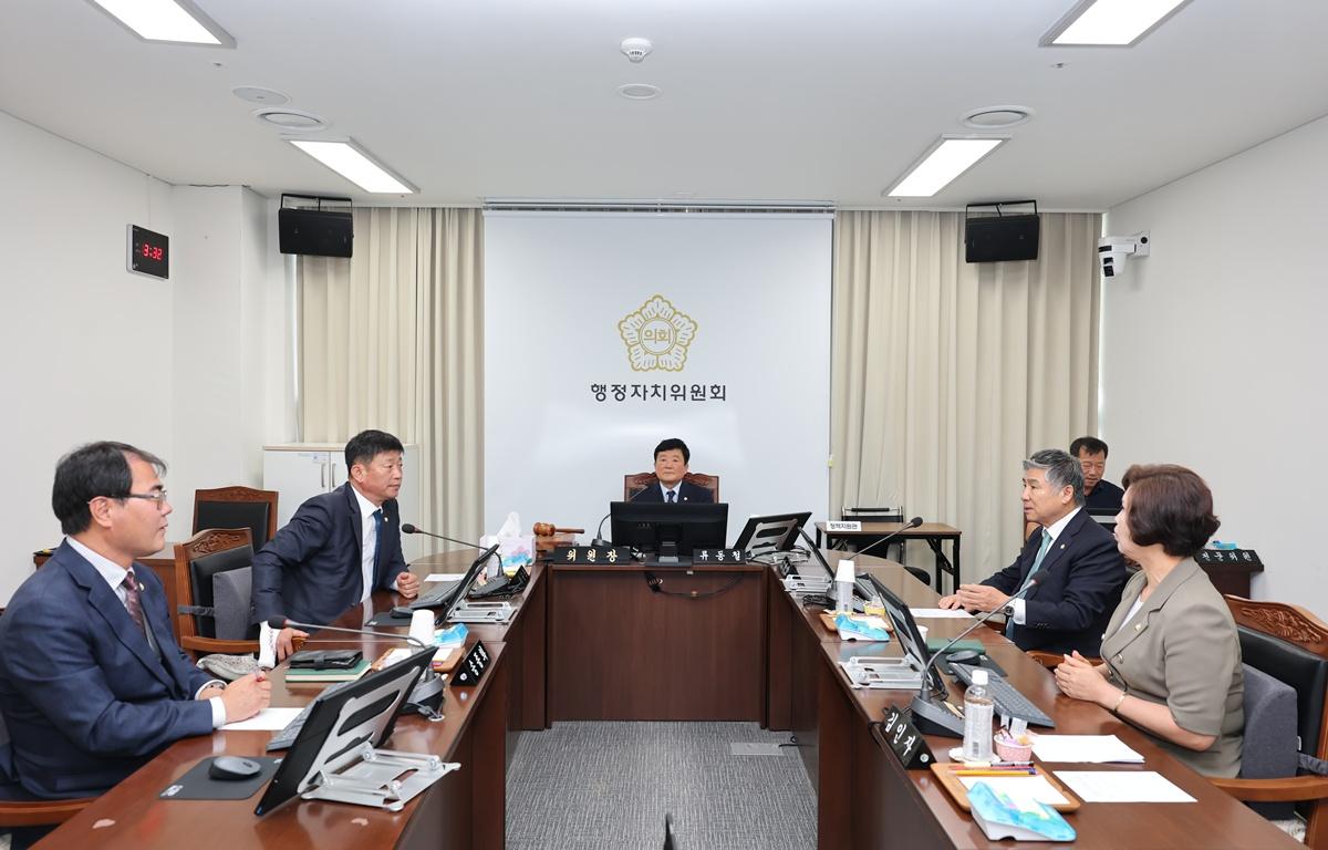 10대 제345회 고흥군의회 임시회 행정자치위원회 첨부이미지 : 2026.7.1 제345회 고흥군의회 임시회 행정자치위원회(5).JPG