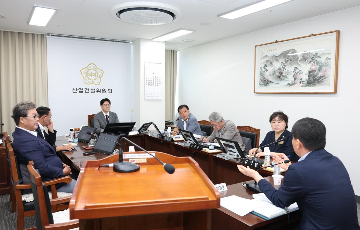 10대 제346회 고흥군의회 임시회 제1차 산업건설위원회 첨부이미지 : 2026.7.22 제346회 고흥군의회 임시회 제1차 산업건설위원회(6).JPG