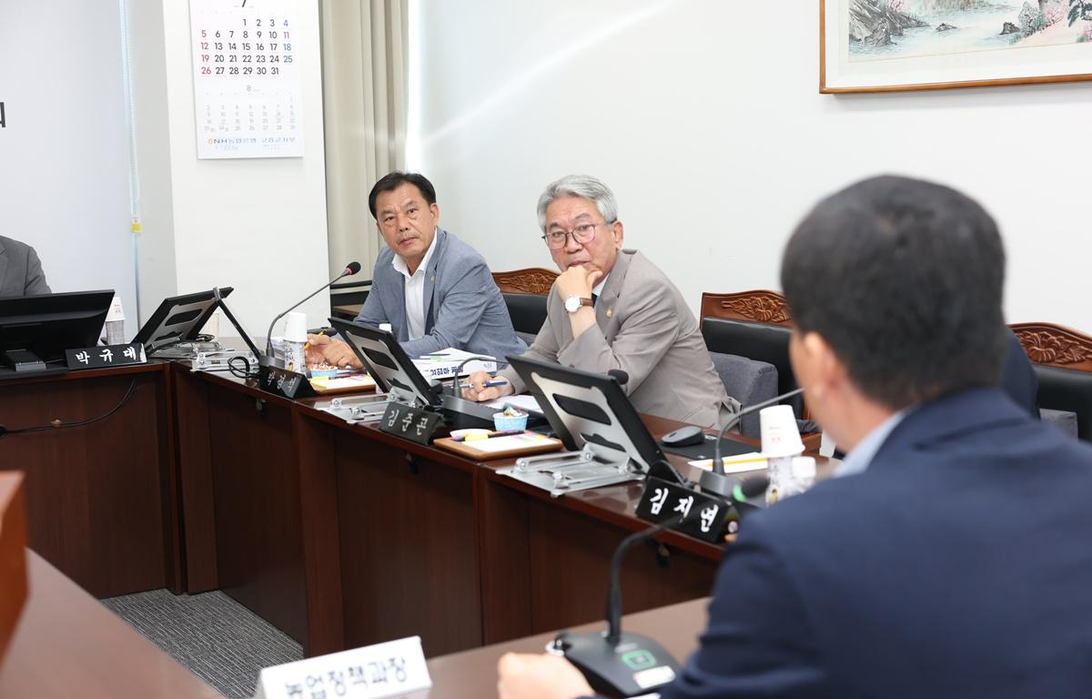 10대 제346회 고흥군의회 임시회 제1차 산업건설위원회 첨부이미지 : 2026.7.22 제346회 고흥군의회 임시회 제1차 산업건설위원회(3).JPG