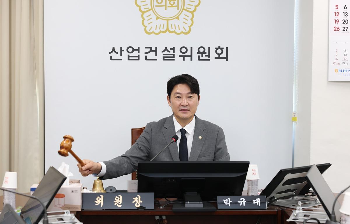 10대 제346회 고흥군의회 임시회 제1차 산업건설위원회 첨부이미지 : 2026.7.22 제346회 고흥군의회 임시회 제1차 산업건설위원회(2).JPG