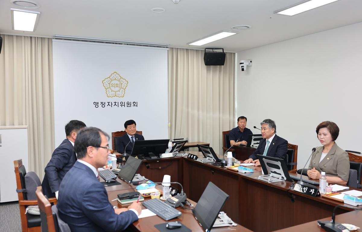 10대 제345회 고흥군의회 임시회 행정자치위원회 첨부이미지 : 2026.7.1 제345회 고흥군의회 임시회 행정자치위원회(7).JPG