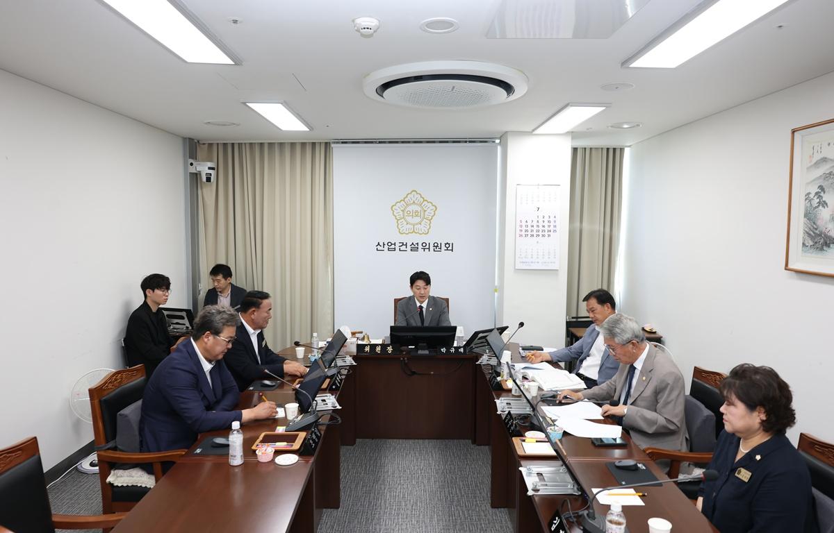 10대 제346회 고흥군의회 임시회 제1차 산업건설위원회 첨부이미지 : 2026.7.22 제346회 고흥군의회 임시회 제1차 산업건설위원회(5).JPG
