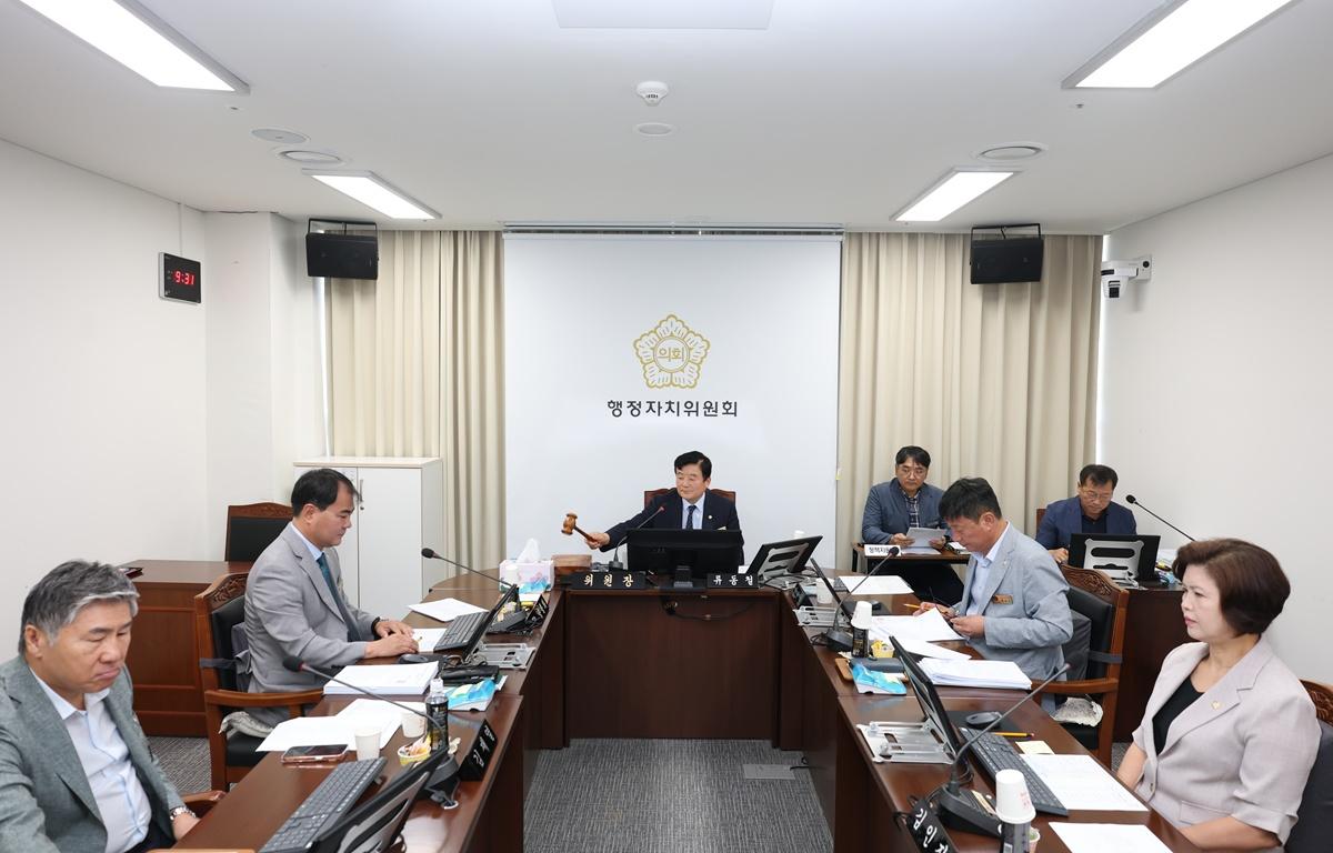 10대 제346회 고흥군의회 임시회 제1차 행정자치위원회 첨부이미지 : 2026.7.22 제346회 고흥군의회 임시회 제1차 행정자치위원회 (2).JPG