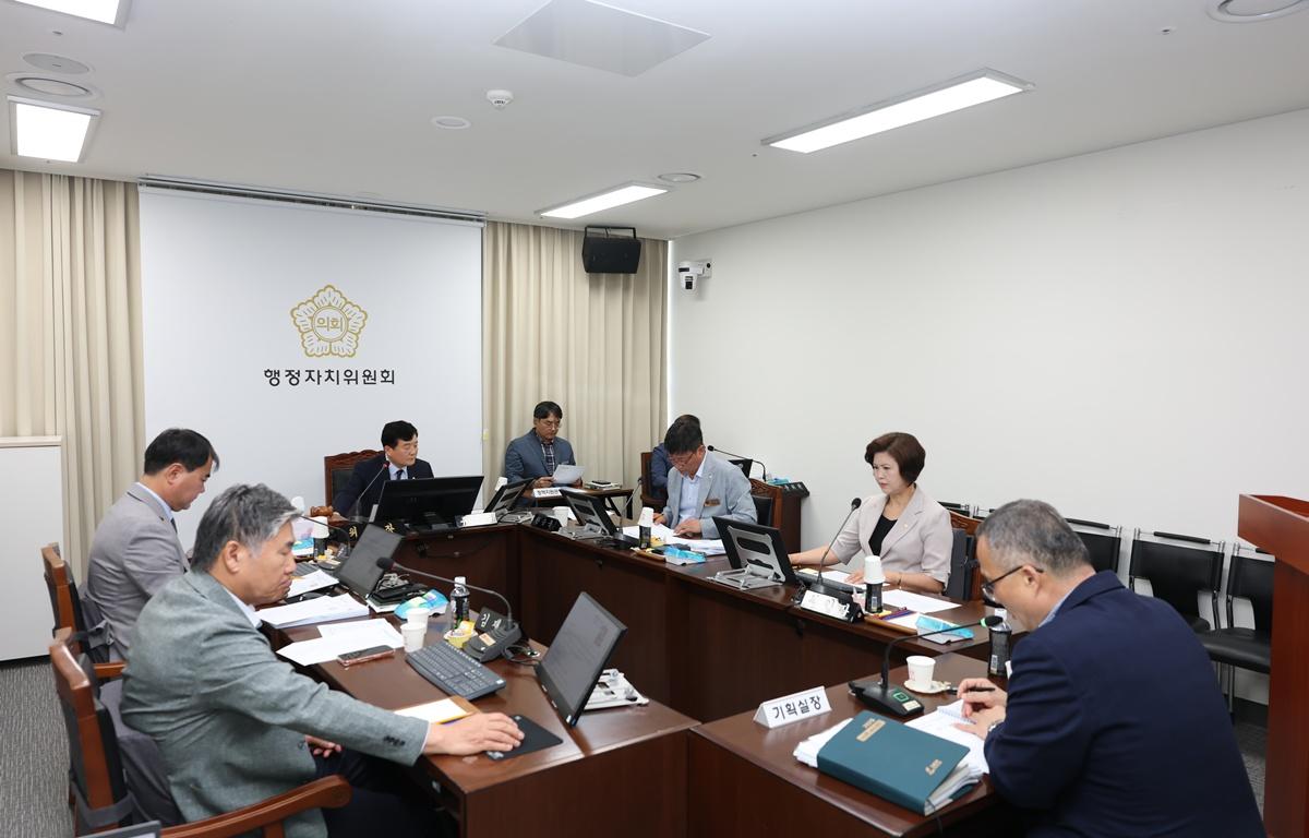10대 제346회 고흥군의회 임시회 제1차 행정자치위원회 첨부이미지 : 2026.7.22 제346회 고흥군의회 임시회 제1차 행정자치위원회 (3).JPG