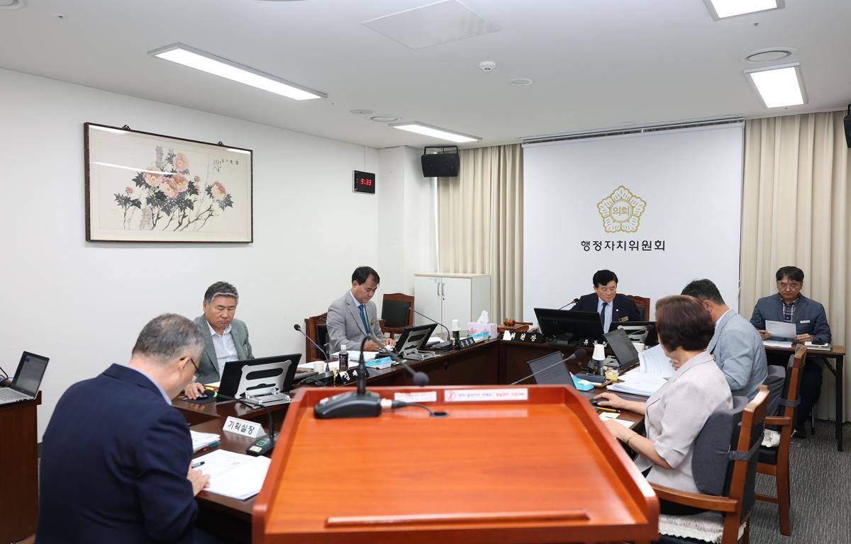 10대 제346회 고흥군의회 임시회 제1차 행정자치위원회 첨부이미지 : 2026.7.22 제346회 고흥군의회 임시회 제1차 행정자치위원회 (4).JPG