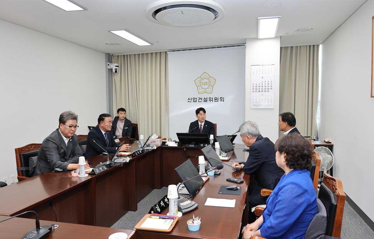 제345회 고흥군의회 임시회 산업건설위원회 첨부이미지 : 2026.7.1 제345회 고흥군의회 임시회 산업건설위원회 (2).JPG