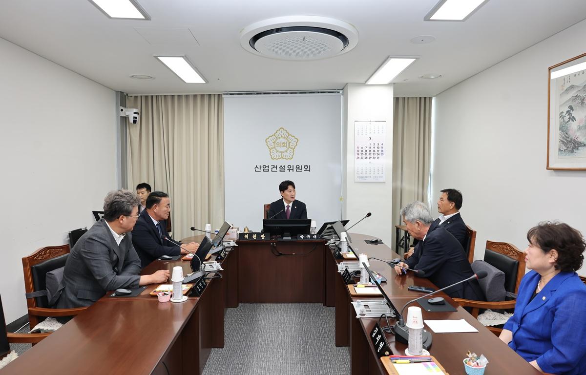 제345회 고흥군의회 임시회 산업건설위원회 첨부이미지 : 2026.7.1 제345회 고흥군의회 임시회 산업건설위원회 (1).JPG