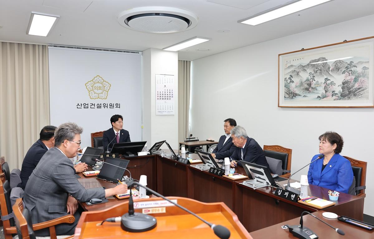 제345회 고흥군의회 임시회 산업건설위원회 첨부이미지 : 2026.7.1 제345회 고흥군의회 임시회 산업건설위원회 (3).JPG
