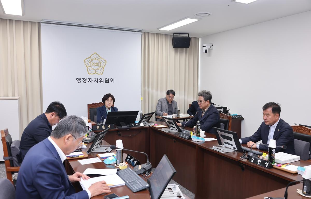 제344회 고흥군의회 임시회 제1차 행정자치위원회 첨부이미지 : 2026.3.16 제344회 고흥군의회 임시회 제1차 행정자치위원회 (4).JPG