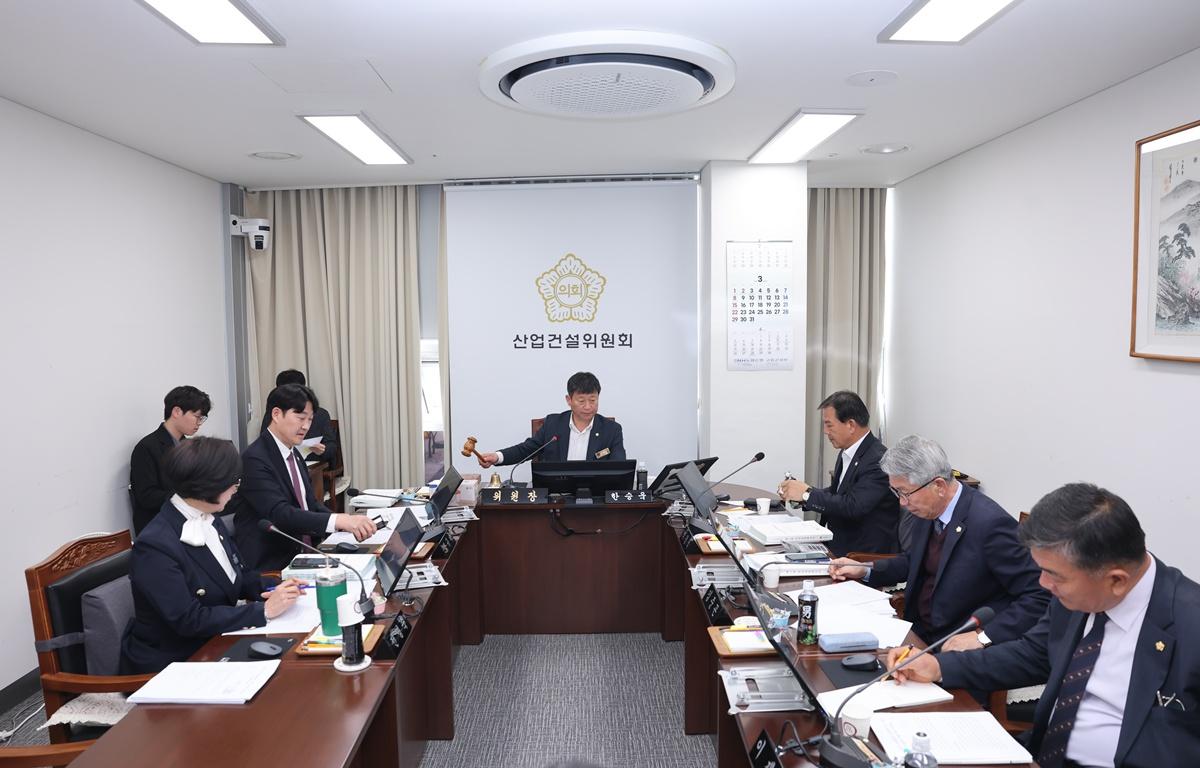 제344회 고흥군의회 임시회 제1차 산업건설위원회 첨부이미지 : 2026.3.16 제344회 고흥군의회 임시회 제1차 산업건설위원회 (1).JPG
