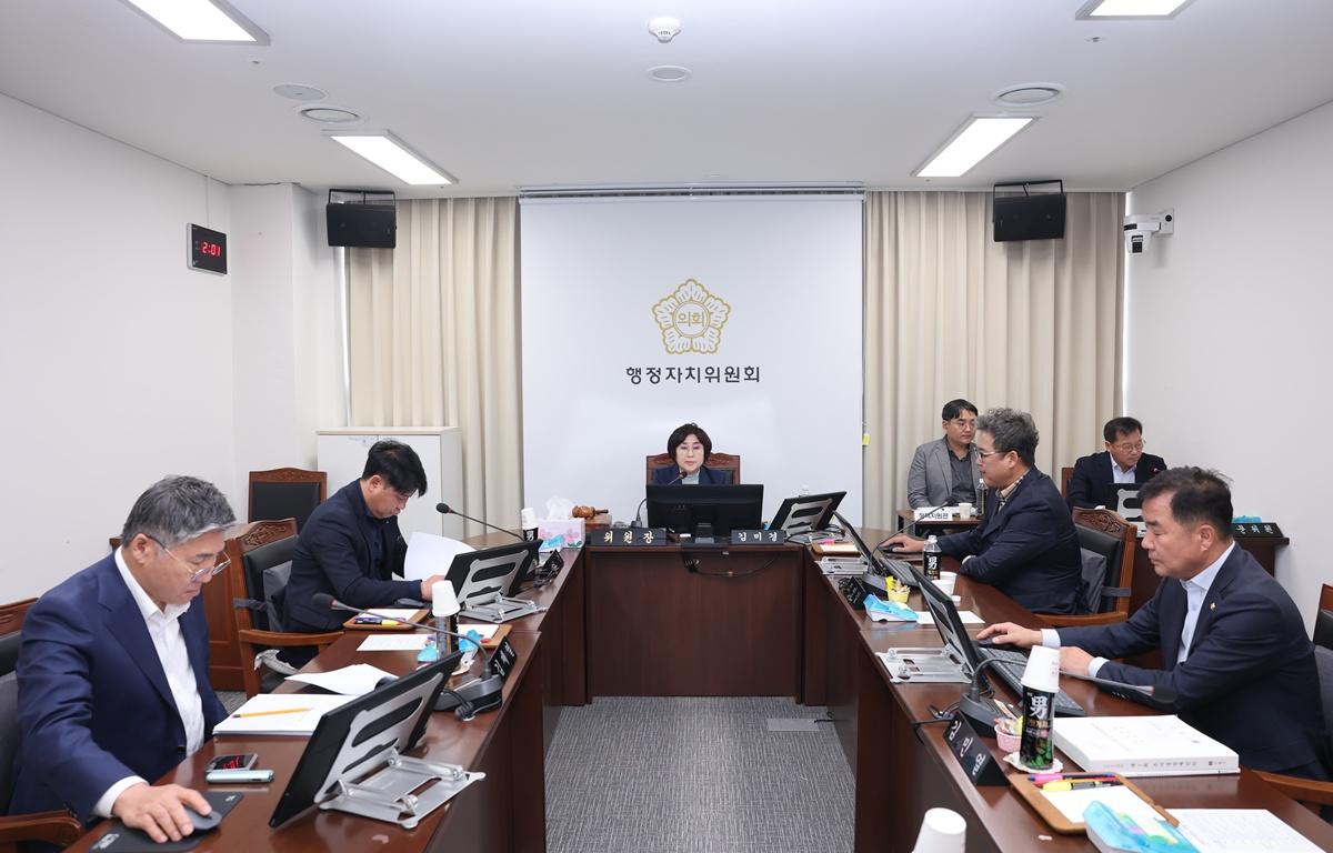 제344회 고흥군의회 임시회 제1차 행정자치위원회 첨부이미지 : 2026.3.16 제344회 고흥군의회 임시회 제1차 행정자치위원회 (3).JPG