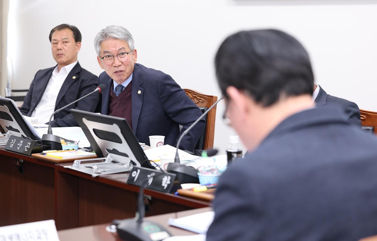 제344회 고흥군의회 임시회 제1차 산업건설위원회 첨부이미지 : 2026.3.16 제344회 고흥군의회 임시회 제1차 산업건설위원회 (12).JPG