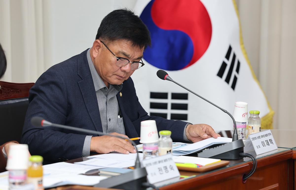 고흥군의회 소상공인 골목상권 활성화 연구회-고흥군 소상공인연합회와의 간담회 첨부이미지 : 2025.11.3 고흥군의회 소상공인 골목상권 활성화 연구회-고흥군 소상공인연합회와의 간담회 (8).JPG