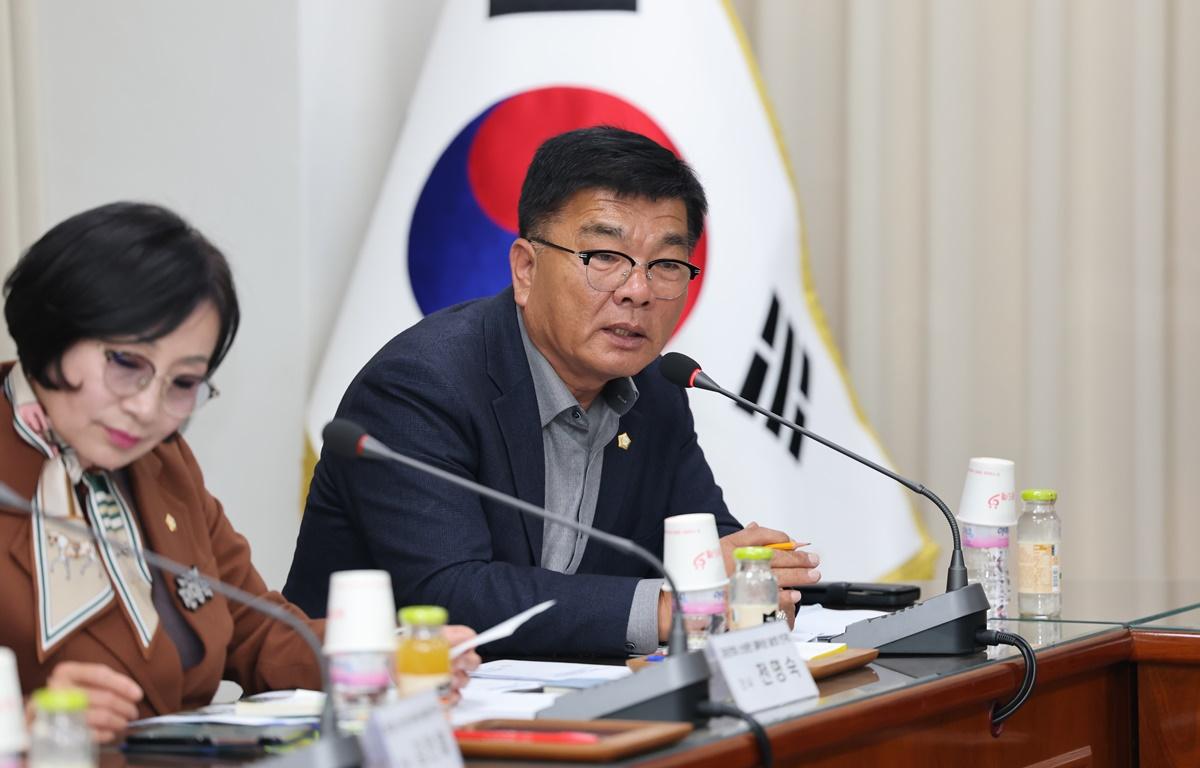 고흥군의회 소상공인 골목상권 활성화 연구회-고흥군 소상공인연합회와의 간담회 첨부이미지 : 2025.11.3 고흥군의회 소상공인 골목상권 활성화 연구회-고흥군 소상공인연합회와의 간담회 (21).JPG