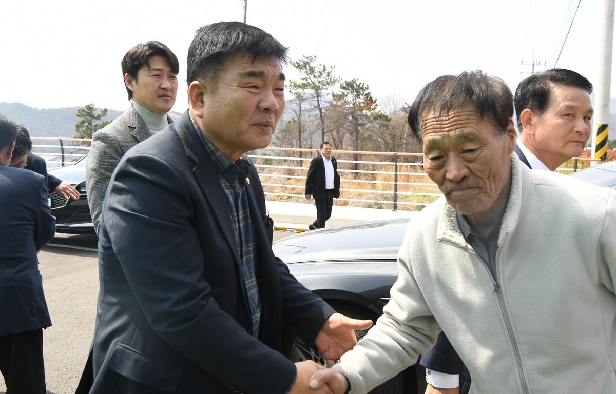 거금도 명품 비단 둘레길 조성사업 등 착 준공식 첨부이미지 : 2025.3.31 거금도 명품 비단 둘레길 조성사업 등 착 준공식 (2).JPG