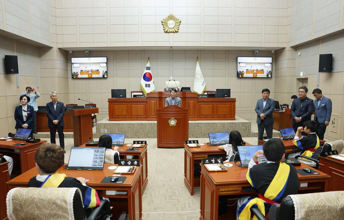 두원면 초등학교 의회 견학 첨부이미지 : 2025.5.2 두원면 초등학교 의회 견학 (10).JPG