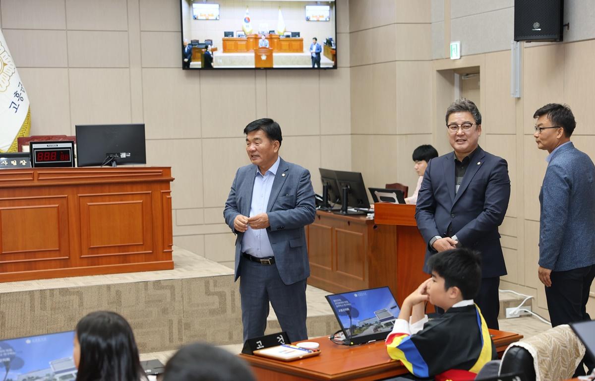 두원면 초등학교 의회 견학 첨부이미지 : 2025.5.2 두원면 초등학교 의회 견학 (8).JPG