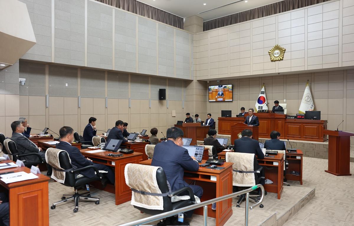 제341회 고흥군의회 임시회 제2차 본회의 첨부이미지 : 2025.10.27 제341회 고흥군의회 임시회 제2차 본회의 (16).JPG