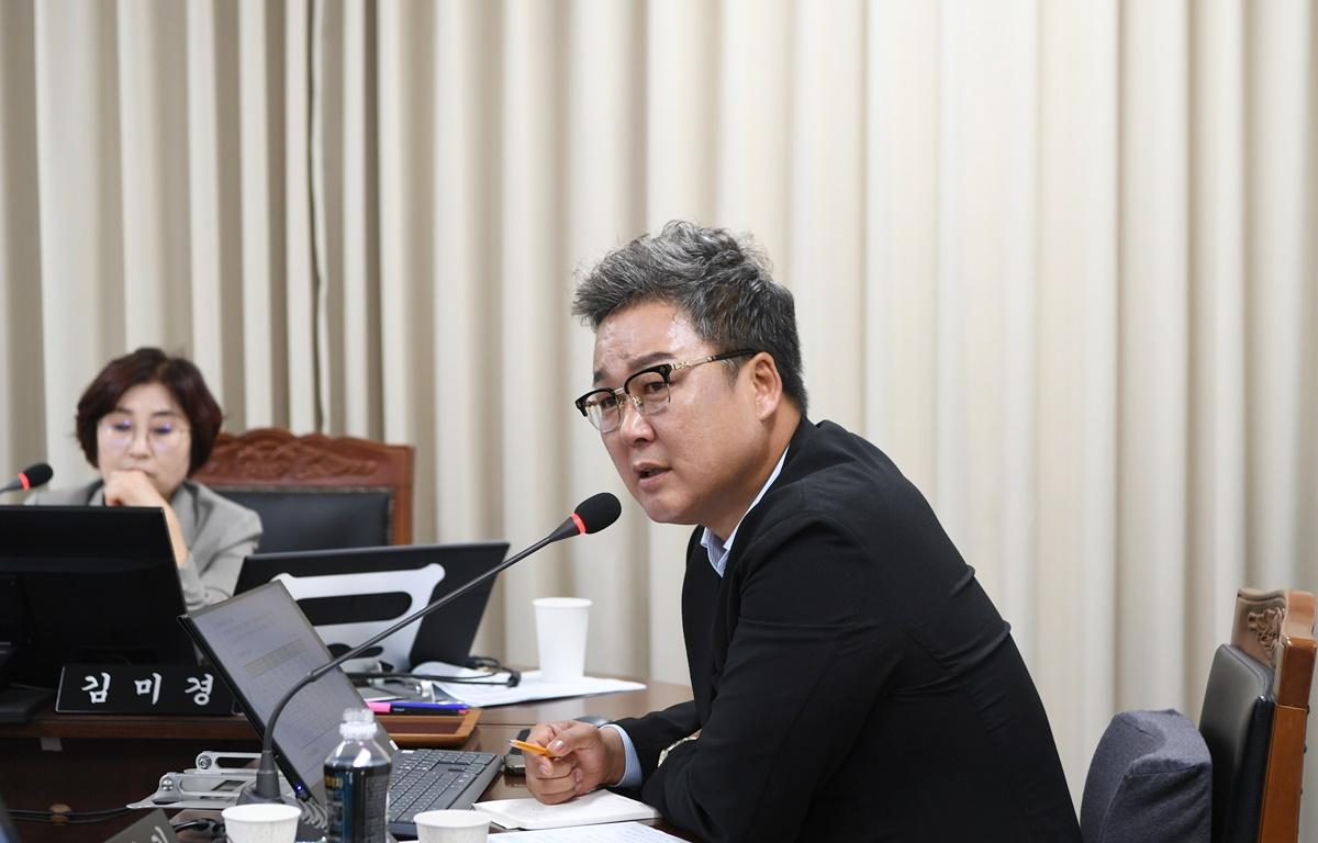 제341회 고흥군의회 임시회 제1차 행정자치위원회 첨부이미지 : 2025.10.15 제341회 고흥군의회 임시회 제1차 행정자치위원회 (10).JPG