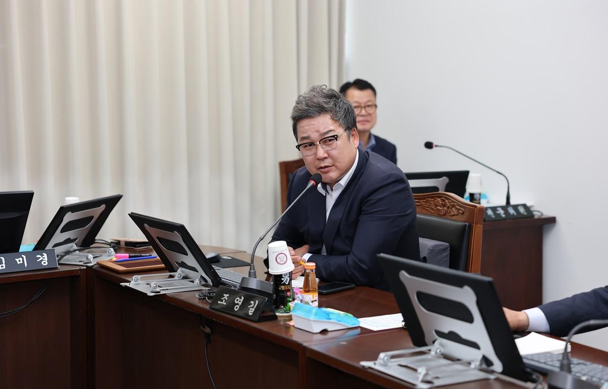 제335회 고흥군의회 임시회 제1차 행정자치위원회 첨부이미지 : 2025.4.14 제335회 고흥군의회 임시회 제1차 행정자치위원회 (5).JPG