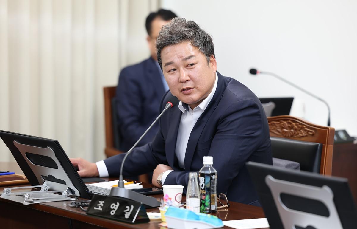 제335회 고흥군의회 임시회 제1차 행정자치위원회 첨부이미지 : 2025.4.14 제335회 고흥군의회 임시회 제1차 행정자치위원회 (12).JPG