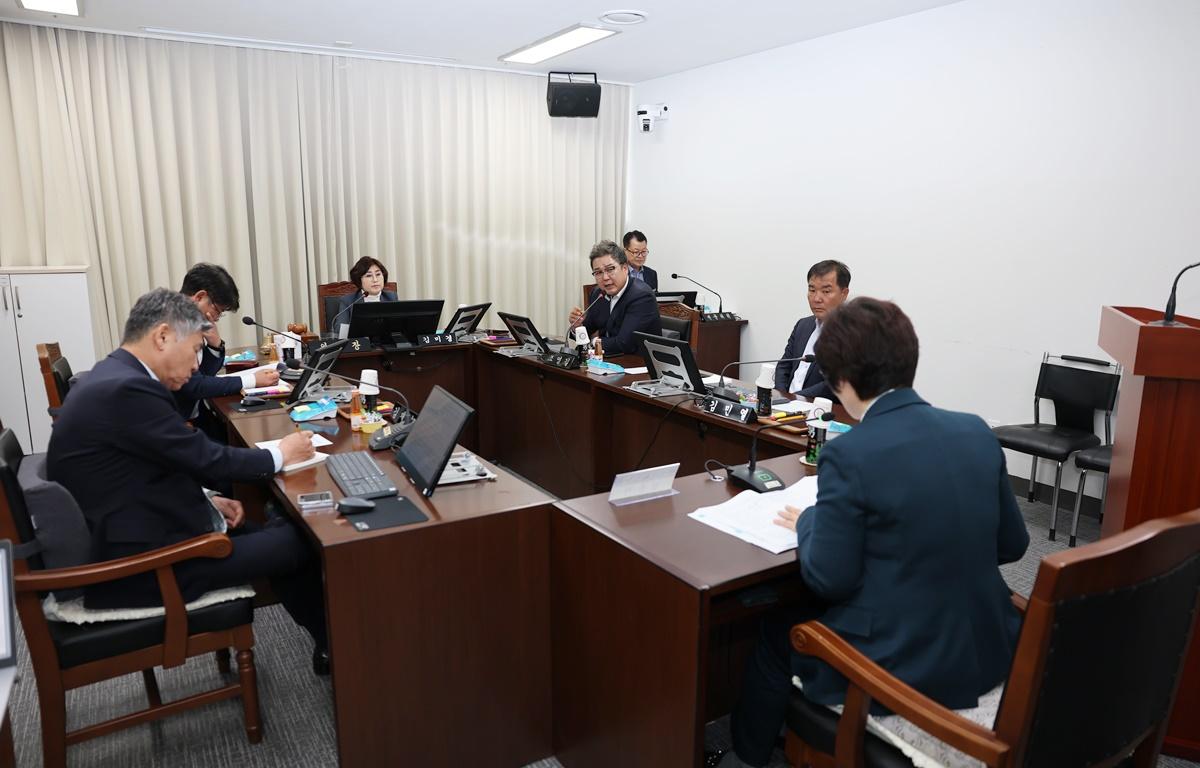 제335회 고흥군의회 임시회 제1차 행정자치위원회 첨부이미지 : 2025.4.14 제335회 고흥군의회 임시회 제1차 행정자치위원회 (6).JPG