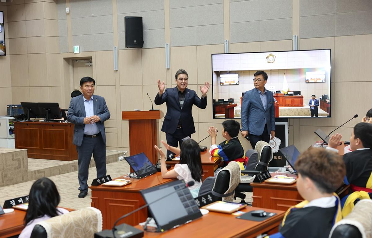 두원면 초등학교 의회 견학 첨부이미지 : 2025.5.2 두원면 초등학교 의회 견학 (7).JPG