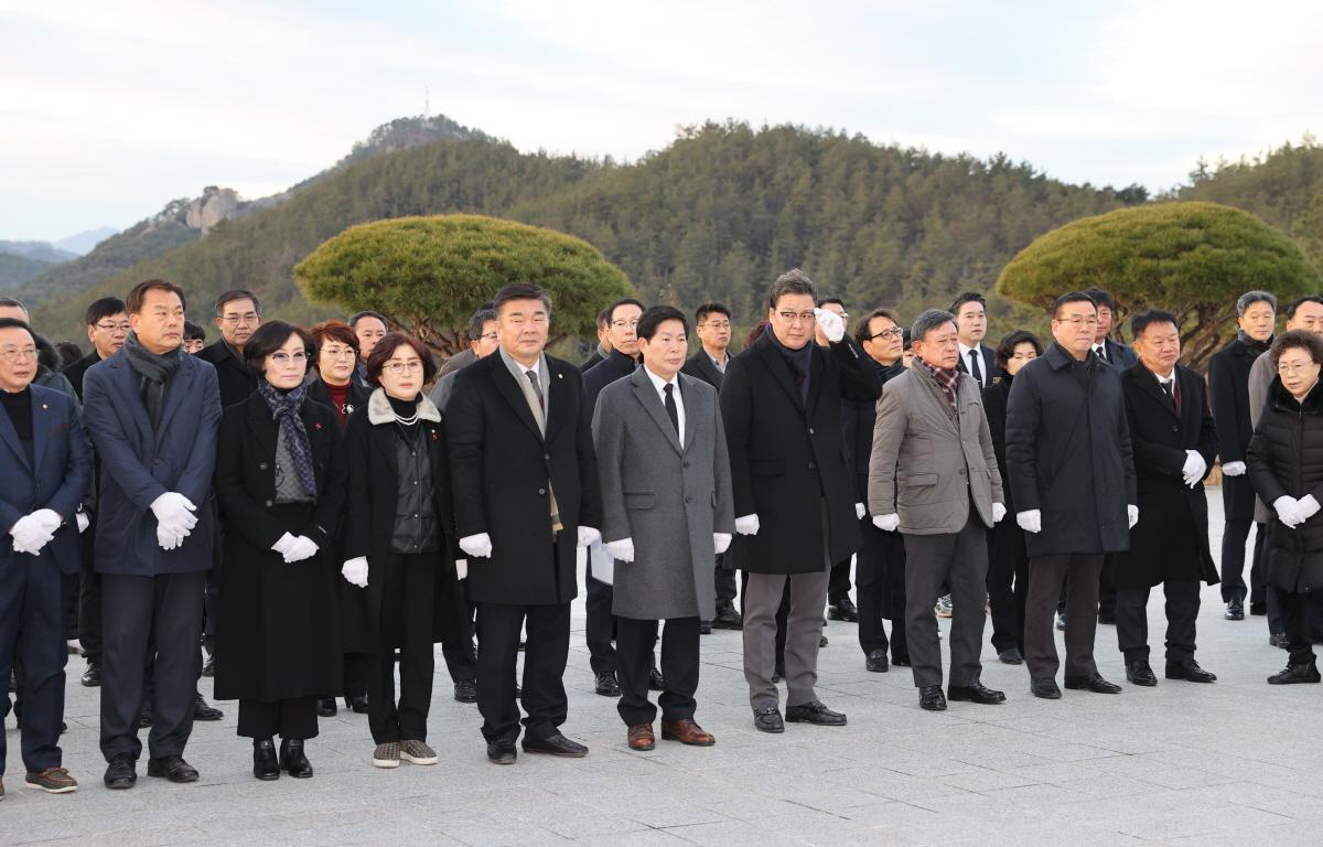 계묘년 현충탑 참배 첨부이미지 : 2023.01.02 계묘년 현충탑 참배 (1).JPG