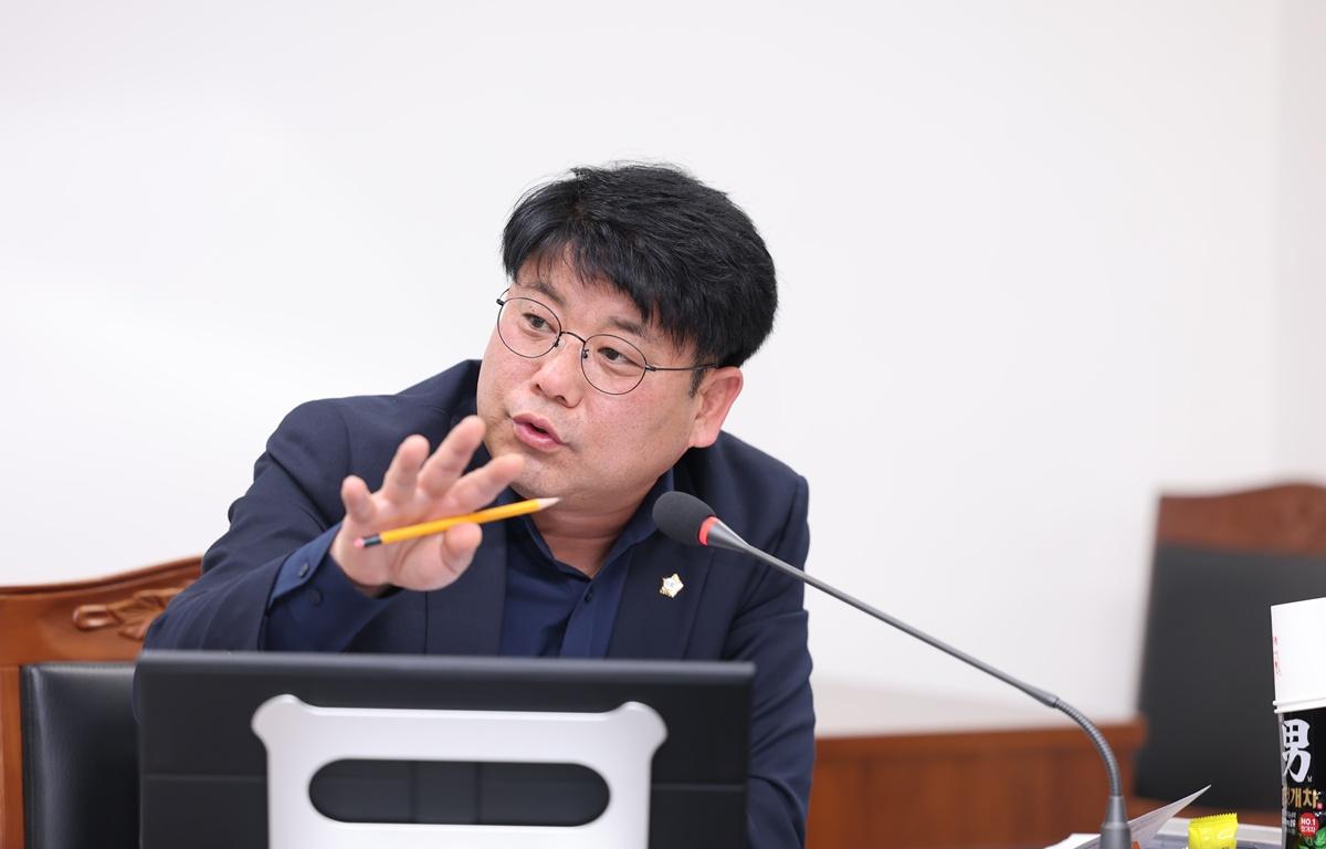 제344회 고흥군의회 임시회 제1차 행정자치위원회 첨부이미지 : 2026.3.16 제344회 고흥군의회 임시회 제1차 행정자치위원회 (15).JPG