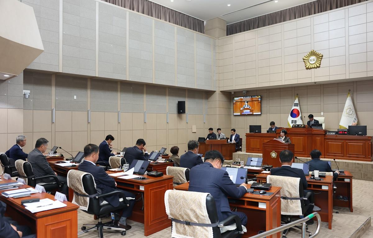 제341회 고흥군의회 임시회 제2차 본회의 첨부이미지 : 2025.10.27 제341회 고흥군의회 임시회 제2차 본회의 (8).JPG