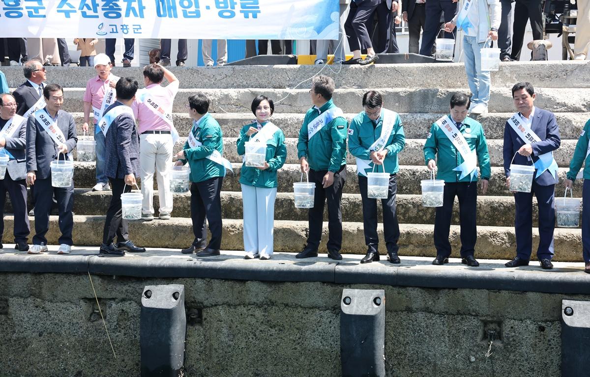 2025년 수산자원조성사업 수산종자 방류 첨부이미지 : 2025.6.5 2025년 수산자원조성사업 수산종자 방류 (16).JPG