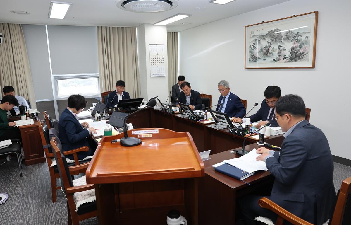  제335회 고흥군의회 임시회 제3차 산업건설위원회 첨부이미지 : 2025.4.16 제335회 고흥군의회 임시회 제3차 산업건설위원회 (11).JPG