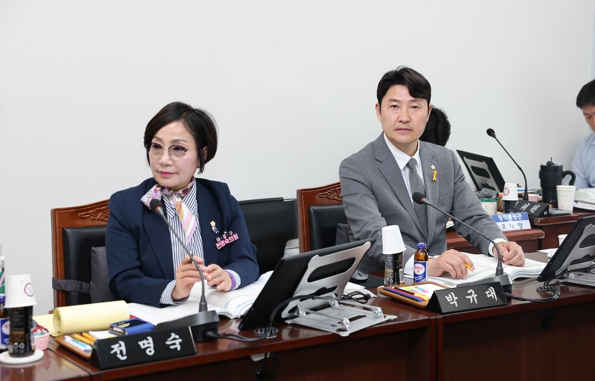  제335회 고흥군의회 임시회 제3차 산업건설위원회 첨부이미지 : 2025.4.16 제335회 고흥군의회 임시회 제3차 산업건설위원회 (17).JPG