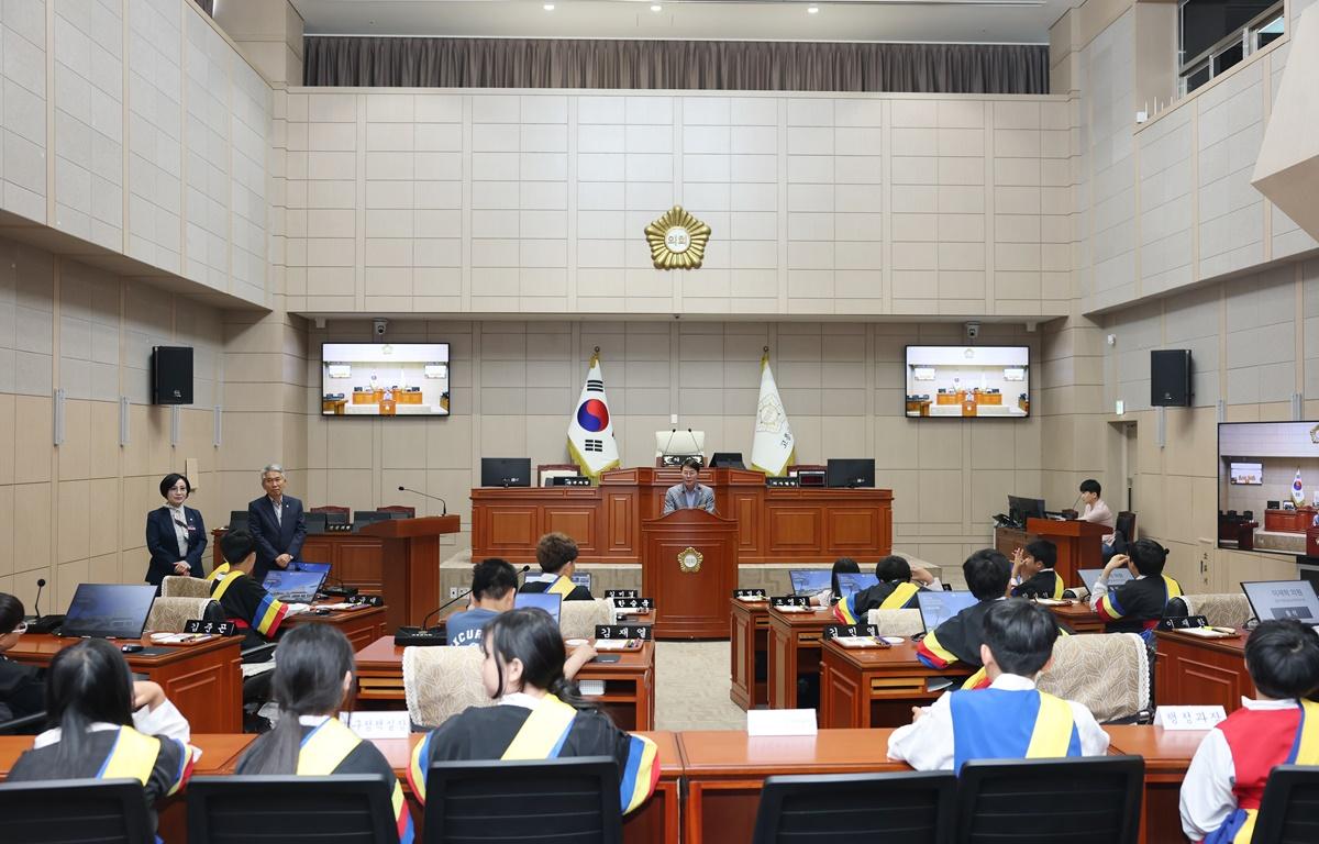 두원면 초등학교 의회 견학 첨부이미지 : 2025.5.2 두원면 초등학교 의회 견학 (5).JPG