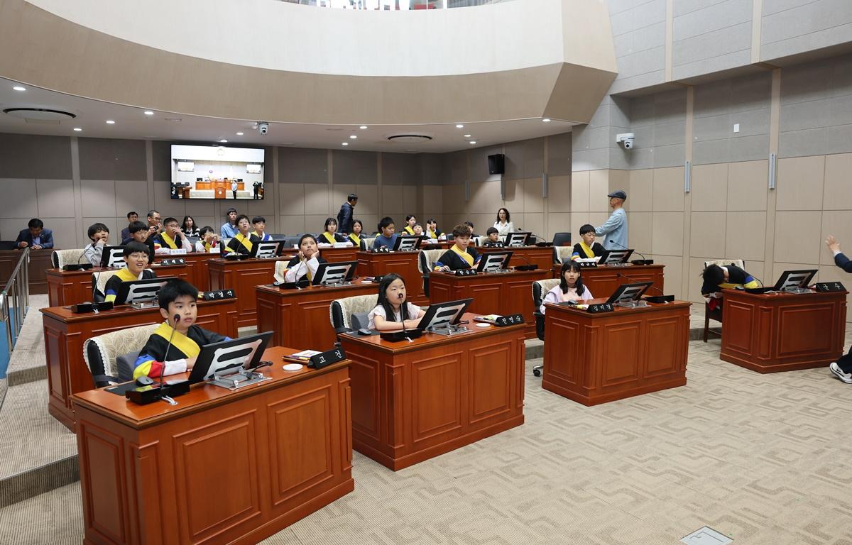 두원면 초등학교 의회 견학 첨부이미지 : 2025.5.2 두원면 초등학교 의회 견학 (3).JPG