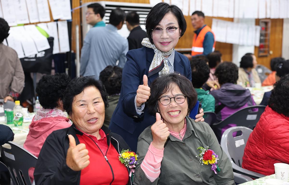 두원면 어르신 경로 위안잔치 첨부이미지 : 2025.5.9 두원면 어르신 경로 위안잔치 (14).JPG