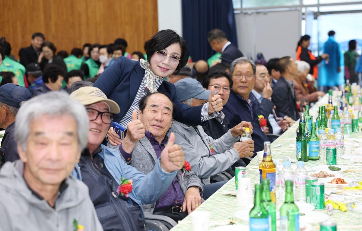 두원면 어르신 경로 위안잔치 첨부이미지 : 2025.5.9 두원면 어르신 경로 위안잔치 (3).JPG