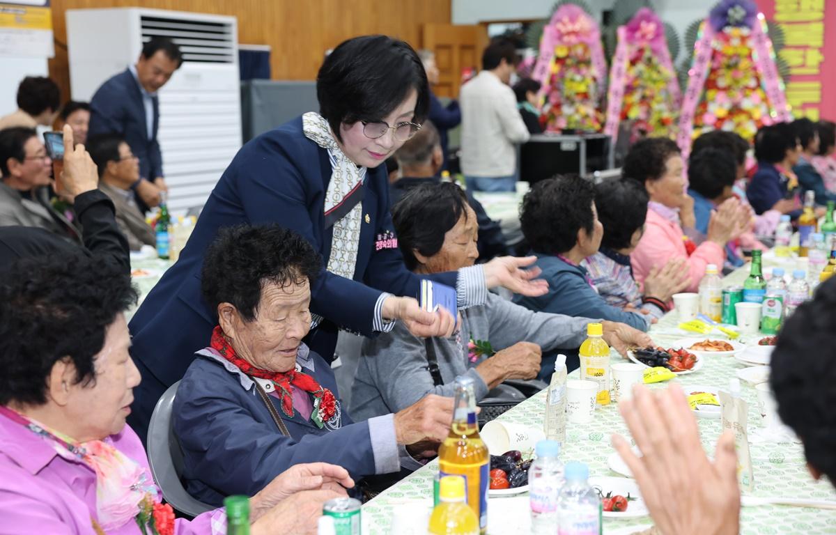 두원면 어르신 경로 위안잔치 첨부이미지 : 2025.5.9 두원면 어르신 경로 위안잔치 (16).JPG
