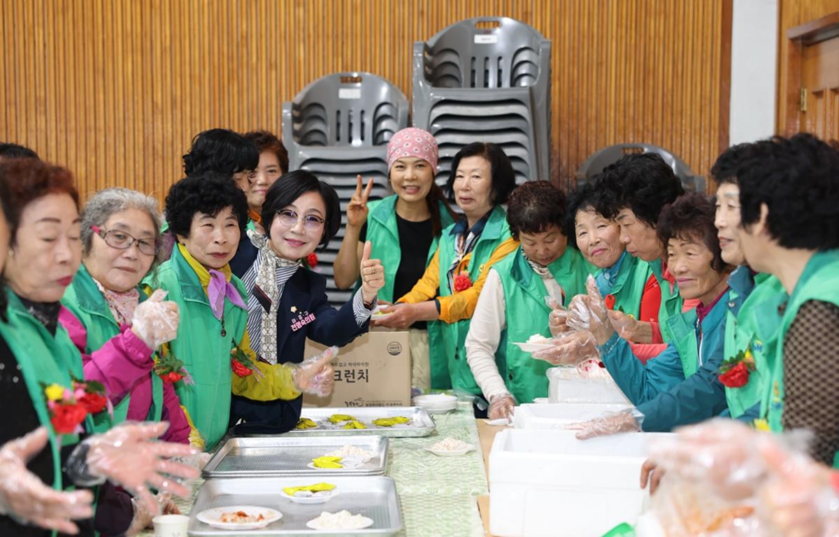 두원면 어르신 경로 위안잔치 첨부이미지 : 2025.5.9 두원면 어르신 경로 위안잔치 (2).JPG