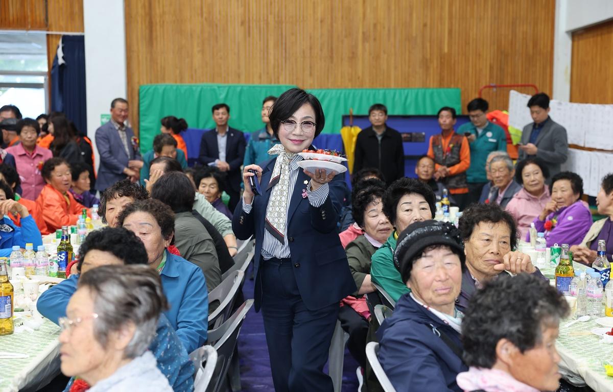 두원면 어르신 경로 위안잔치 첨부이미지 : 2025.5.9 두원면 어르신 경로 위안잔치 (15).JPG